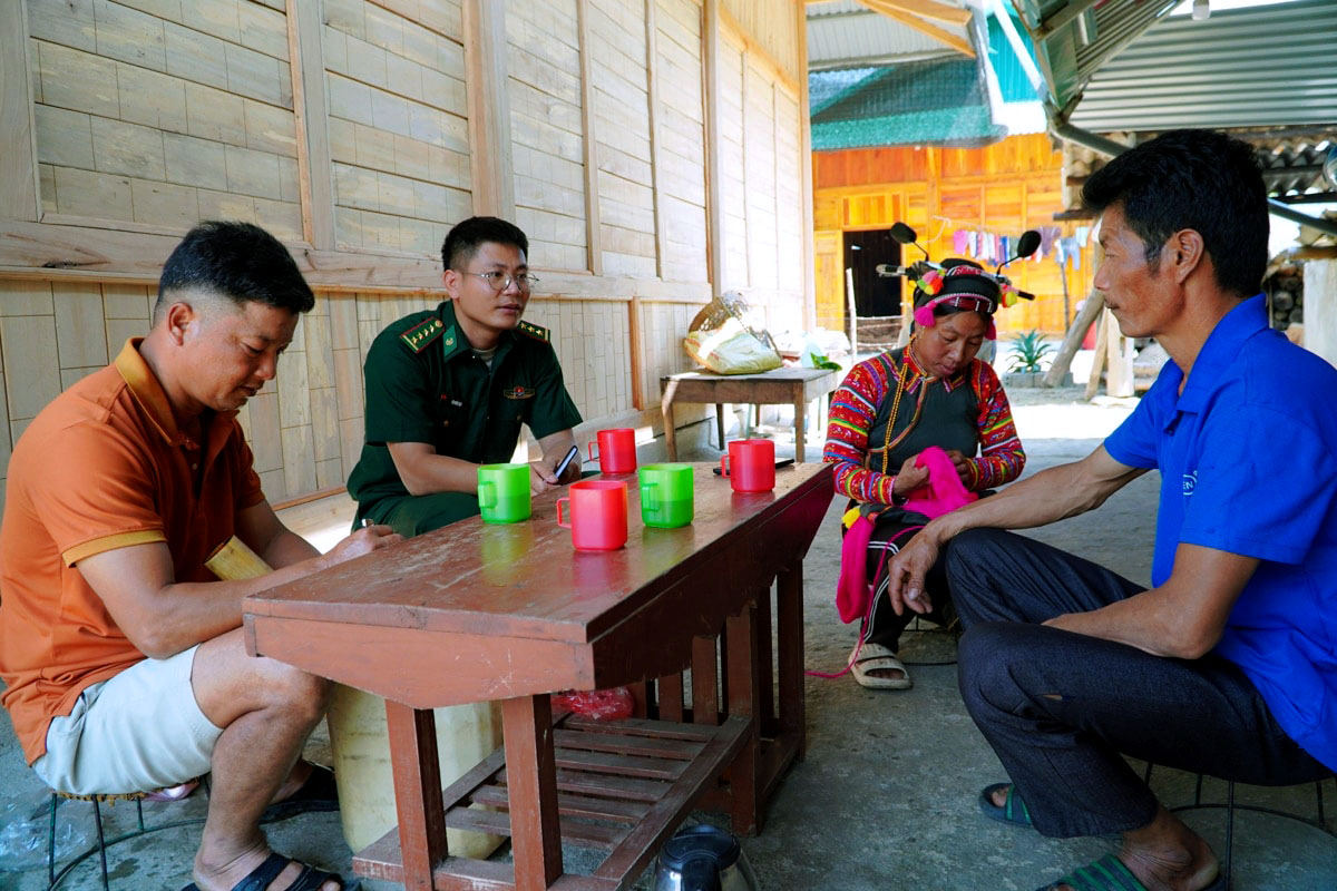 “Ba bám, bốn cùng” giúp Vào Trang Chủ BL555 COM 2026 nơi cực Tây Nhà Cái Số 1 BL555.com Link Trang Chủ BL555 thoát nghèo