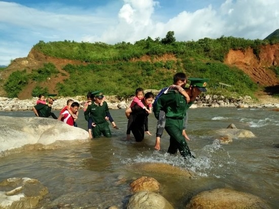 Xây dựng và phát huy mạnh mẽ “thế trận lòng dân” trong nền quốc phòng toàn dân